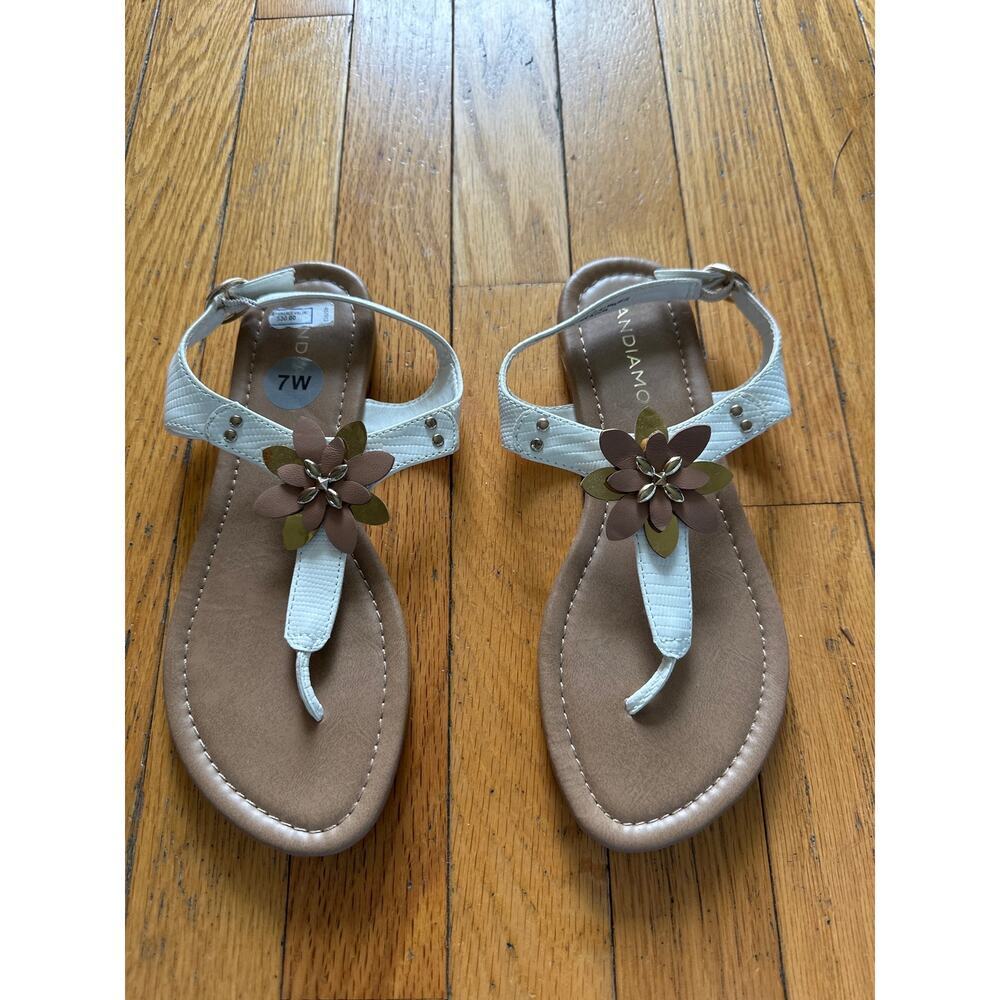 Andiamo White Floral Thong Sandals Women Size 7W Wide Strap Summer Casual